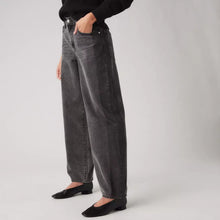 Load image into Gallery viewer, LEVI’S BAGGY DAD JEANS - SATIN SPATS
