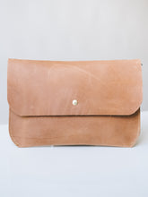 Load image into Gallery viewer, SINGLE COMPARTMENT SADDLE BAG - TAN LEATHER
